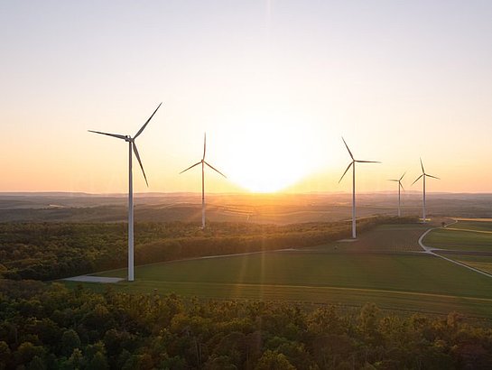 Windkraftanlage in Matzen/Klein-Harras bei Sonnenaufgang