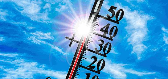 Thermometer mit fast 40 Grad Celsius und blauer Himmel als Hintergrund
