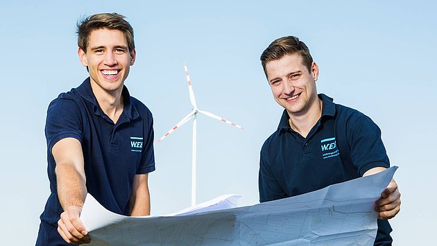 Zwei W.E.B-Mitarbeiter mit Karte