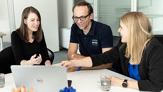 Mitarbeiter sitzen am Besprechungstisch